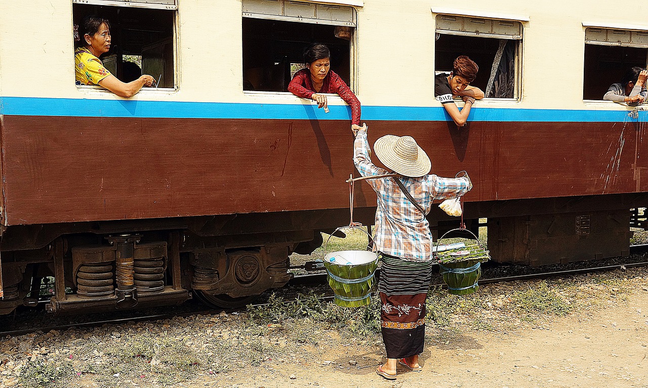 mujer vendiendo comida en tren en Myanmar