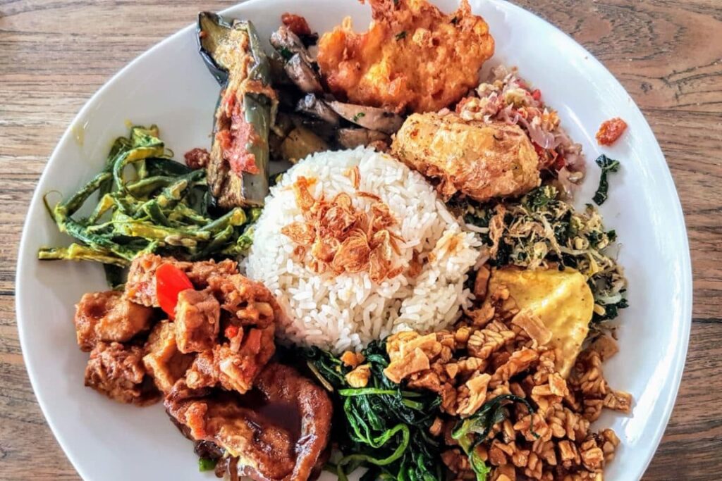 nasi campur plato típico de Indonesia