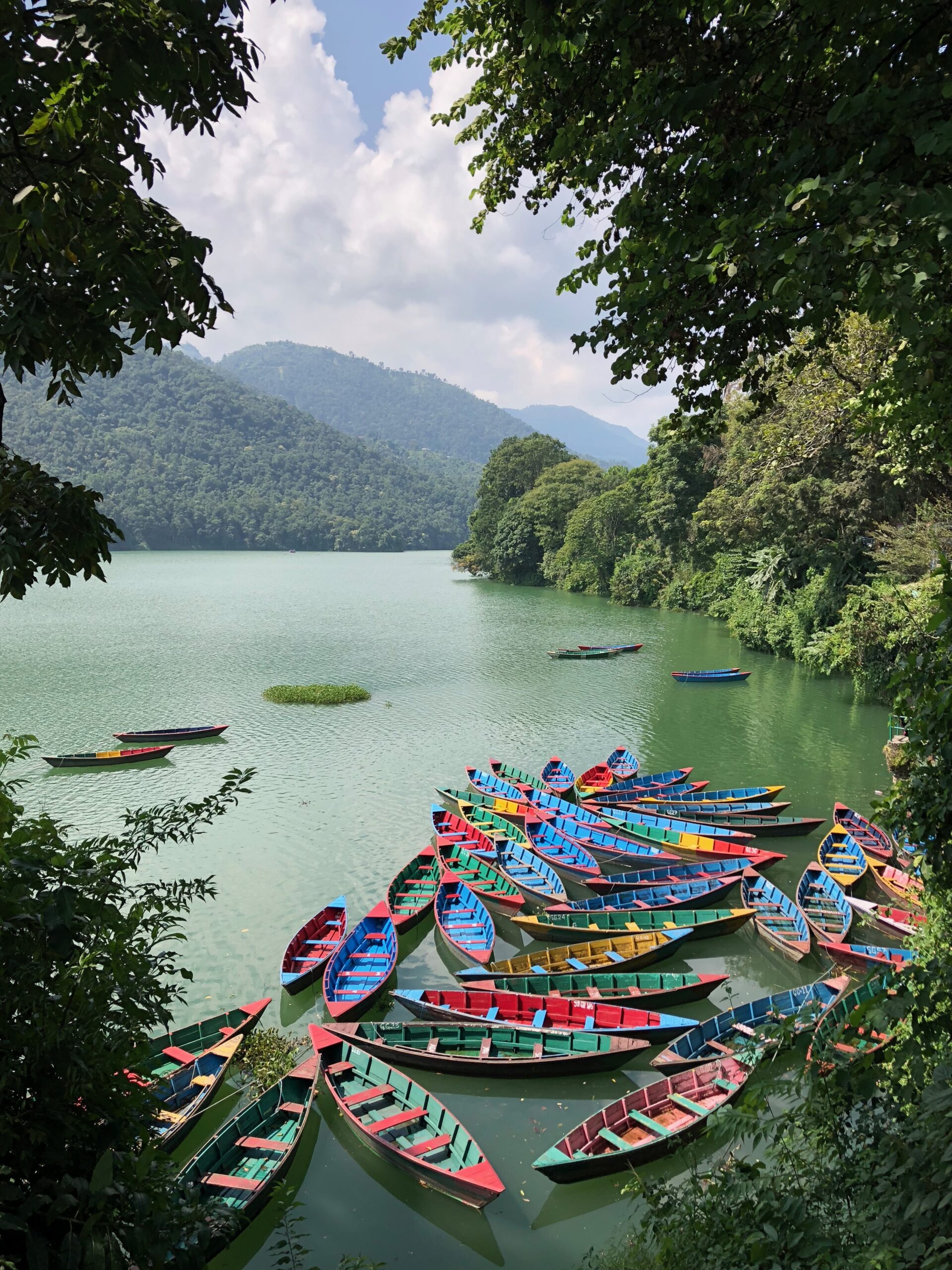 vistas del lago de pokhara en nepal