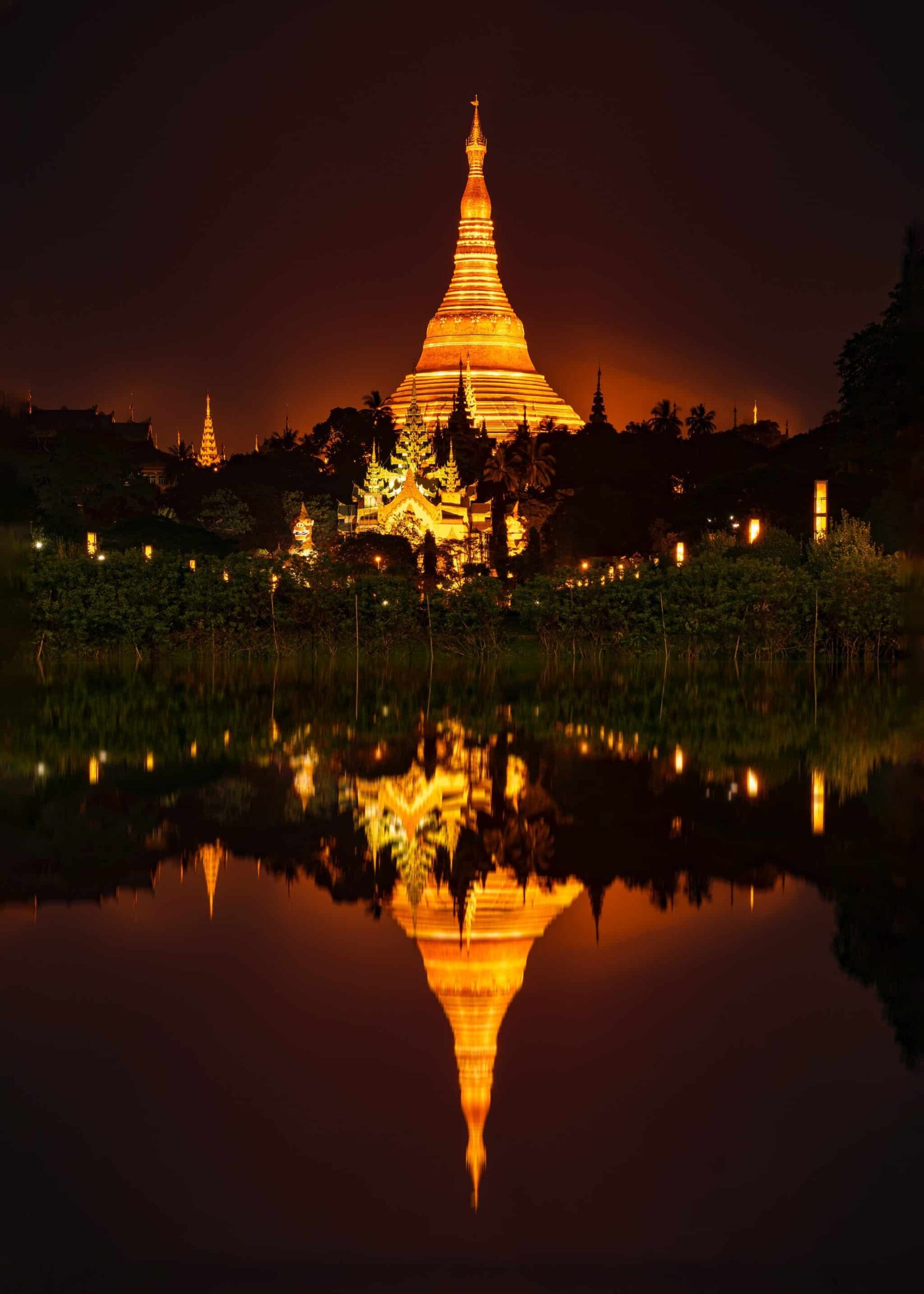 paisaje nocturno con templo iluminado en Myanmar