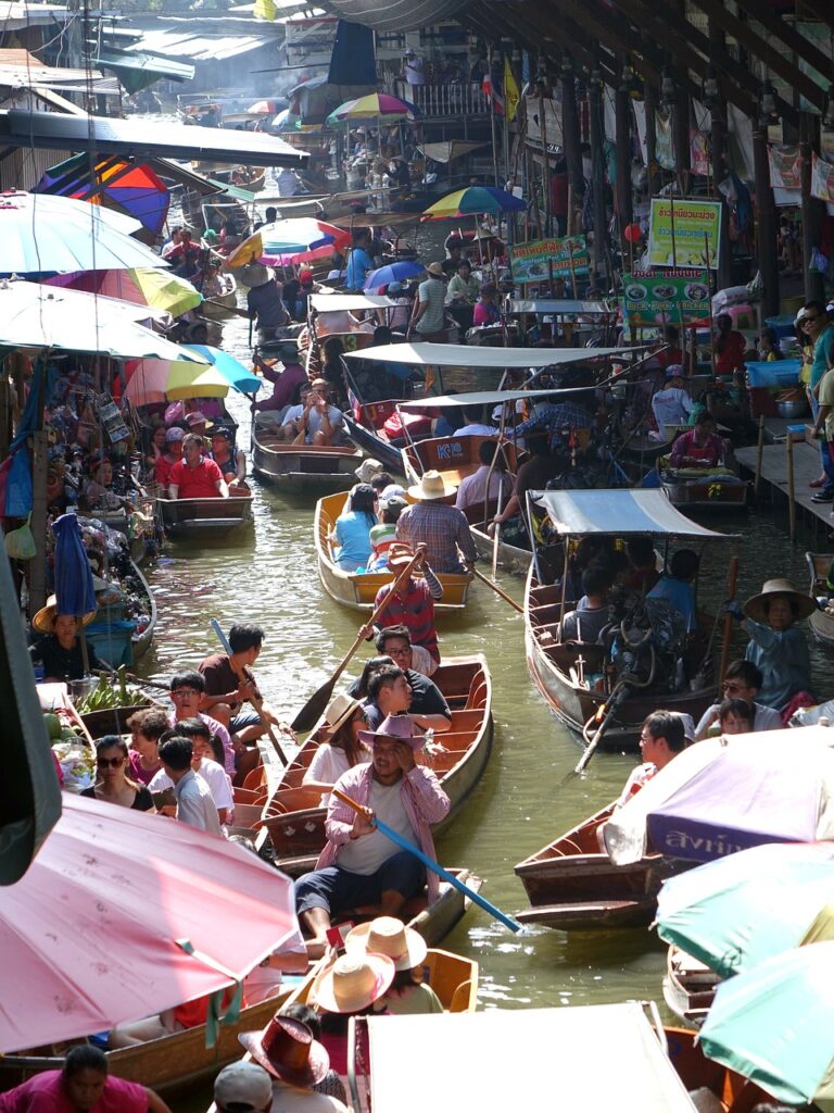 mercado local de barcos en Tailandia