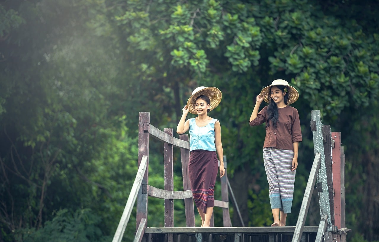 mujeres andando en la naturaleza de Tailandia