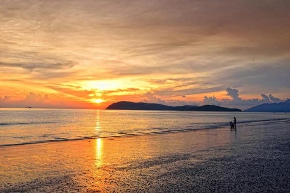 atardecer en playa de Langkawi Malasia