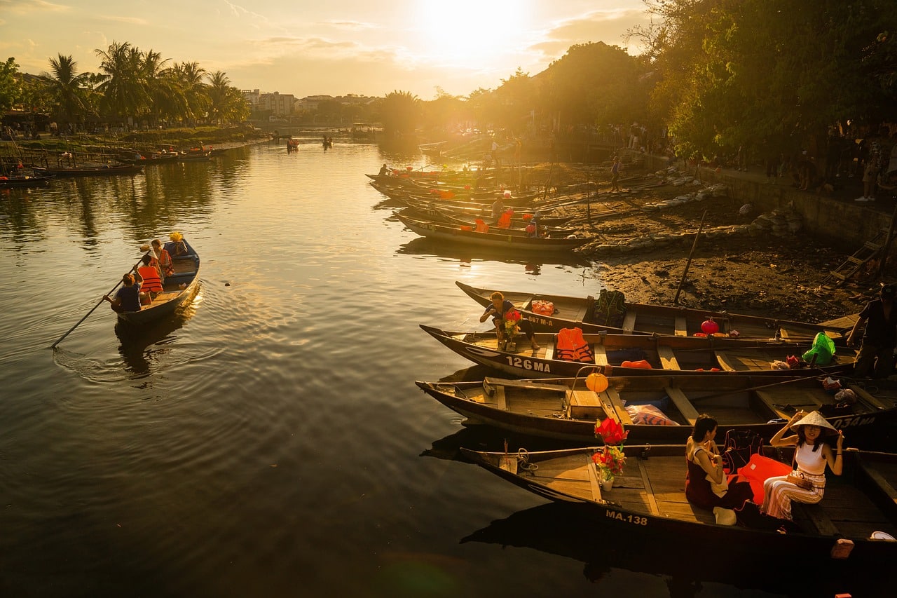 paisaje de barcos al atardecer en Vietnam