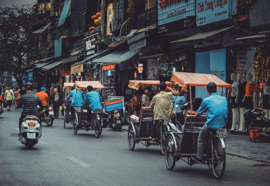 calle con coches en vietnam