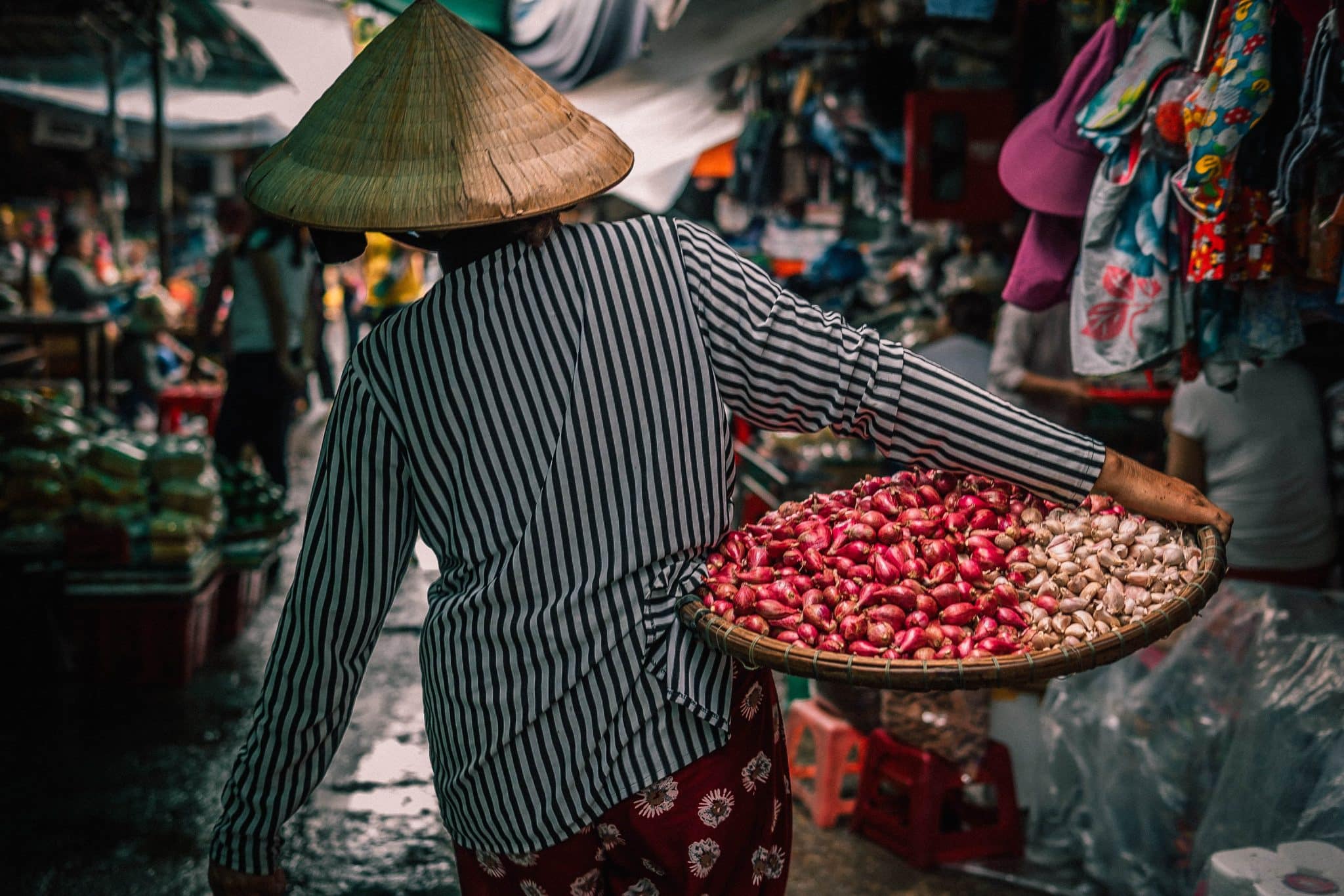 mujer con cesto en mercado de Vietnam