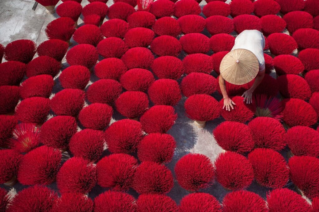 hombre con palillos de incienso en Vietnam