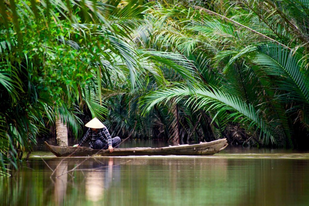 mujer en una canoa en Vietnam