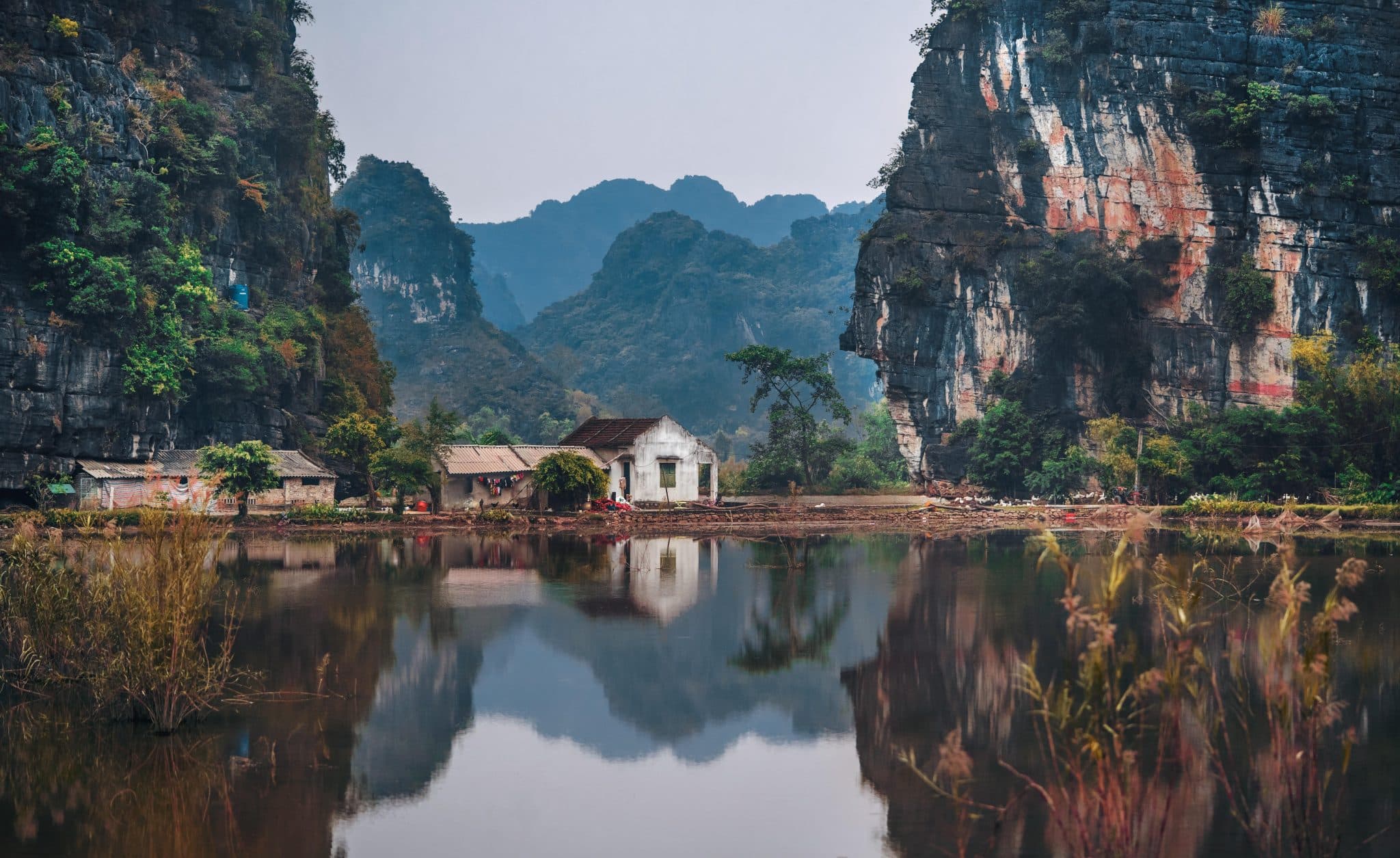 casa en un lago entre montañas en vietnam